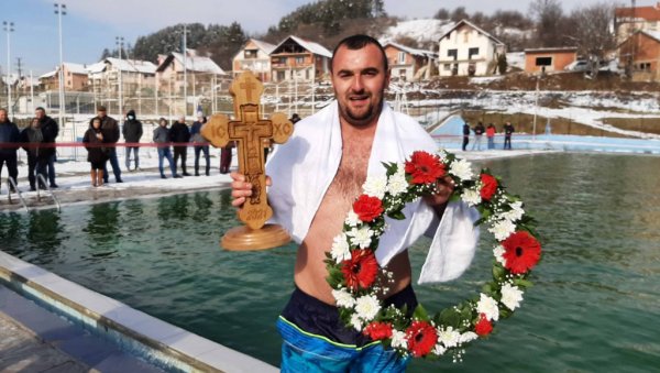 СТЕФАН ПРВИ ДОПЛИВАО: На градском базену у Куршумлији одржано традиционално пливање за Богојављенски крст