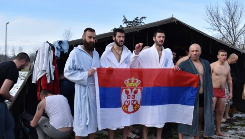 NIKAD MASOVNIJE: Plivanja za časni krst u Kikindi (FOTO)