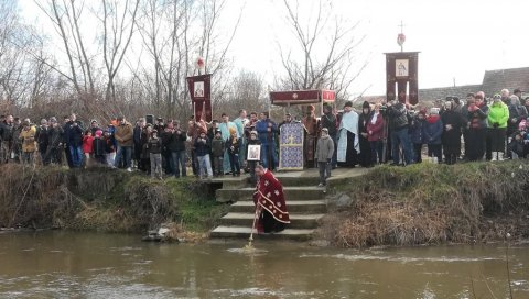 ЕПИДЕМИЈА ОДЛОЖИЛА ПЛИВАЊЕ ЗА ЧАСНИ КРСТ: Верници из Србије и Румуније нису се окупили на Нери код Беле Цркве