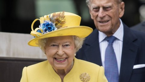 ЧАРАПЕ ОД 77 ЕВРА: Краљица Елизабета Друга смислила нови начин зараде