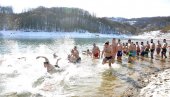 ПО ЧАСНИ КРСТ У ЛЕДЕНУ ВОДУ: Традиционално богојављанско пливање ипак одржано у градовима Србије, РС и Црне Горе