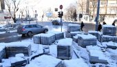 SNEG PREKRIO PREPREKE I RUPE: Posle nedavnih padavina, mnogobrojnim sugrađanima bio neophodan dodatni oprez na delu Dušanove ulice