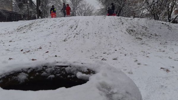 ЈОШ У ТЕШКОМ СТАЊУ: Оперисани младићи који су изводили лудорије на снегу у Кошутњаку