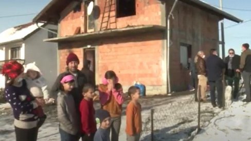 ŠESTORO MALIŠANA OSTALO BEZ KROVA NAD GLAVOM: Porodici Milošević izgorela kuća, deca gola i bosa na minusu (VIDEO)