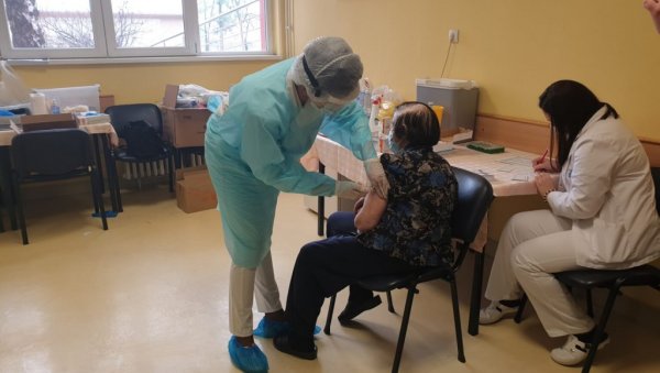 МАСОВНА ИМУНИЗАЦИЈА У ШАПЦУ: Почела вакцинација на шест пунктова, једини начин да победимо епидемију (ФОТО)
