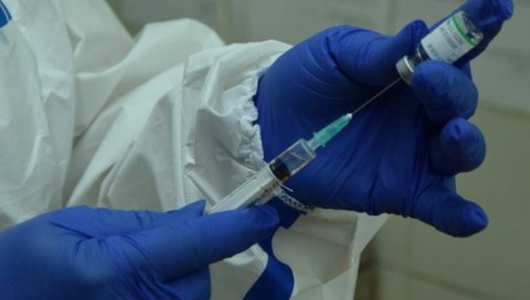 ПОЧЕЛА МАСОВНА ИМУНИЗАЦИЈА У ЈАГОДИНИ: Они су међу првима примили вакцину (ФОТО)