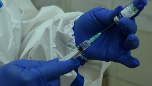 ПОЧЕЛА МАСОВНА ИМУНИЗАЦИЈА У ЈАГОДИНИ: Они су међу првима примили вакцину (ФОТО)