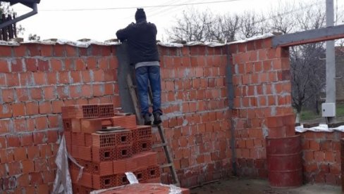 BEZ DOMA I OGREVA USRED ZIME: Porodica Kanjo iz Kule se posle požara suočila s nevoljama i u privremenom smeštaju