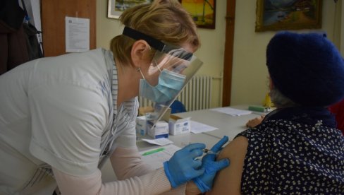 СТАРИЈИ ДОБРО ПОДНОСЕ КИНЕСКУ ВАКЦИНУ: У Кикинди почела масовна вакцинација, на располагању 990 доза (ФОТО)