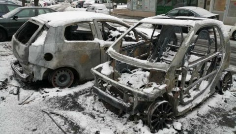 ПРВИ СМАРТ СПАЉЕН  ГРЕШКОМ: Тужилаштво тражи извештај о изгорелим аутомобилима у насељу у Бежанијска Коса