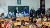 PAKETIĆI ZA NAJMLAĐE OSNOVCE: Predsednik opštine Mionica Boban Janković uručio je poklone deci za uspešan nastavak školske godine