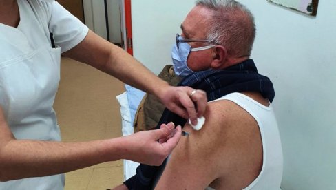 IMUNIZACIJA U PARAĆINU: Prvog dana vakcinisano 198 prijavljenih, dok se trend smanjenja broja pregleda u kovid-ambulantama nastavlja (FOTO)