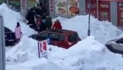 ЈЕЗИВ СНИМАК: Снег затрпао мајку и дете (2) у центру Жабљака - грађани голим рукама покушавали да их извуку (ВИДЕО)