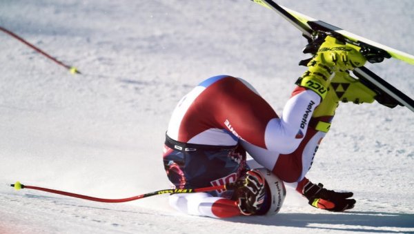 ДОБРО ЈЕ ДА ЈЕ ПРЕЖИВЕО: Слике са места несреће швајцарског скијаша говоре колико је среће имао (ФОТО)
