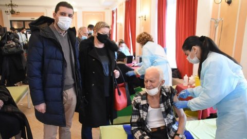 ВАКЦИНА ЧУВА ЖИВОТ: Градоначелник Ваљева Лазар Гојковић на пункту за имунизацију против короне