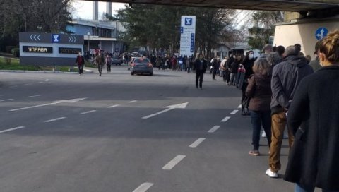 НАВАЛА ЗА ВАКЦИНАЦИЈУ: Ред на Београдском сајму до рампе, грађани стрпљиво чекају  на имунизацију (ФОТО)