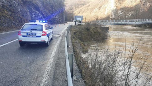 PRVE SLIKE I SNIMCI SA LICA MESTA: Muškarac iz Prijepolja sleteo u Lim - voda „progutala“ auto