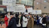 ПРЕСТАНИТЕ ДА НАС ШИКАНИРАТЕ: Здравствени радници у Северној Митровици одржали протестну шетњу