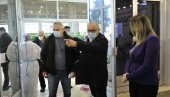 „POČELA VAKCINACIJA U HALI 3“: Vesić sačekao prve građane koji su došli da prime vakcinu (FOTO)
