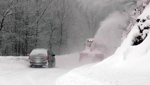 УПОЗОРЕЊЕ ЗА ВОЗАЧЕ: Снег на путевима код Ивањице и на Дивчибарама