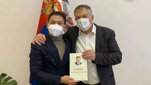 СИ ОД СИНИШЕ: Новица Тончев добио књигу о кинеском лидеру