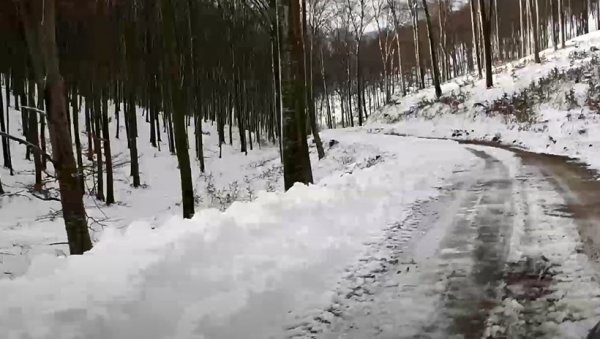 БЕЗ СТРУЈЕ 4.000 ДОМАЋИНСТАВА: Снег покидао жице на далеководима у ужичком крају