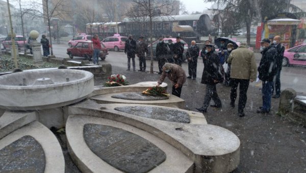 СЕЋАЊЕ НА ИГМАНСКИ МАРШ: Положени венци крај Споменика ослободиоцима у Крагујевцу