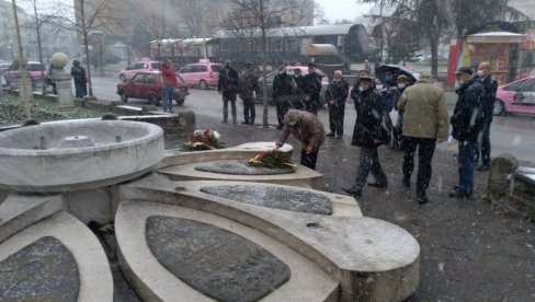 СЕЋАЊЕ НА ИГМАНСКИ МАРШ: Положени венци крај Споменика ослободиоцима