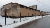 СВЕЋЕ ЗА СРБЕ ПОБИЈЕНЕ У ФАБРИЦИ СМРТИ: На 25. годишњицу затварања логора у Тарчину одржана прва комеморација жртвама