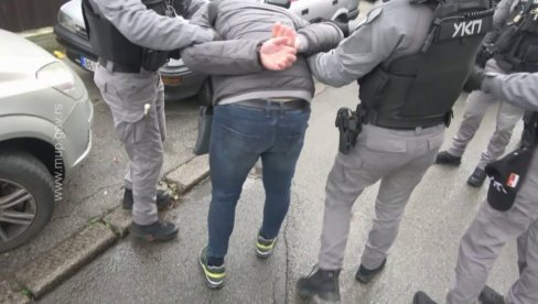 ĆAO, BRAĆO, GDE JE VUTRA: Beograđanin hteo da kupi drogu, ali ušao u automobil u kojem su bila dvojica policajaca