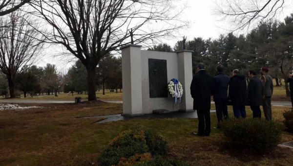 ДА СЕ ИСТИНА НЕ ЗАБОРАВИ: Венац Амбасаде Србије на споменику жртвама Холокауста (ФОТО)