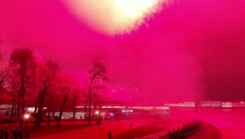 НЕБО ГОРИ ИЗНАД ПЕТЕРБУРГА У ЧАСТ СЛАВНЕ ПОБЕДЕ: Невероватна сцена изнад старе руске престонице (ВИДЕО)
