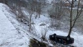 AUTO NA KROVU NA SAMO PAR METARA OD REKE: Prva slika sa mesta nesreće kod Prijepolja