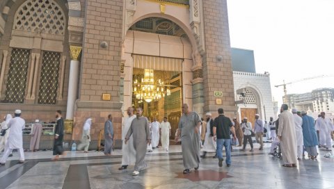 МАЛОЛЕТНИК ХТЕО ДА УБИЈА НОЖЕМ И СВЕ ПРЕНОСИ УЖИВО: Ухапшен пре него што је направио покољ у џамији (ФОТО)
