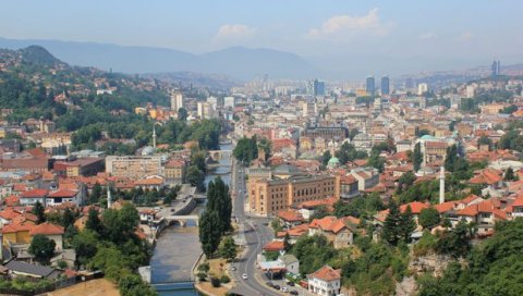 АЛЕЈА АМБАСАДОРА НА МЕТИ ВАНДАЛА: Уништене плоче на једном од најлепших шеталишта у Сарајеву (ФОТО)