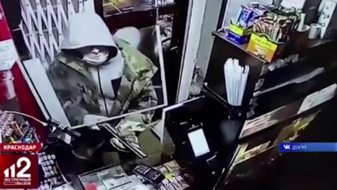 LUDA HRABROST: Goloruka prodavačica oterala naoružanog razbojnika! (VIDEO)