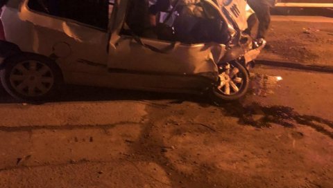 ПОСЛАТЕ ТРИ ЕКИПЕ ХИТНЕ ПОМОЋИ: Снимак места удеса на Лединама, „форд фокус завршио на крову, има повређених (ВИДЕО)