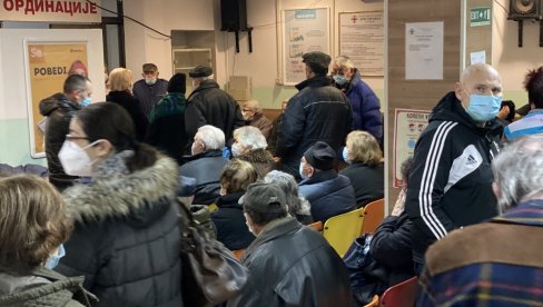 ЈАГОДИНЦИ И ДАЉЕ НАЈЗАНИТЕРЕСОВАНИЈИ ЗА ИМУНИЗАЦИЈУ: За девет дана вакцинисано око 5.000 грађана (ФОТО)