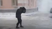 NEZAPAMĆENO NEVREME U RUSIJI: Jaki udari vetra pomerali automobile, ljudi nisu mogli da se kreću, objekti porušeni (VIDEO)