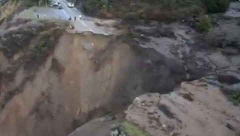 НЕВЕРОВАТАН ПРИЗОР ИЗ КАЛИФОРНИЈЕ: Отворила се огромна рупа након кише и однела пут у океан! (ВИДЕО)