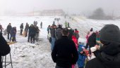 ZIMA, ZIMA E PA ŠTA JE... Uživanje na Sokocu, sankanje i pravljenje sneška belića za mališane (FOTO)