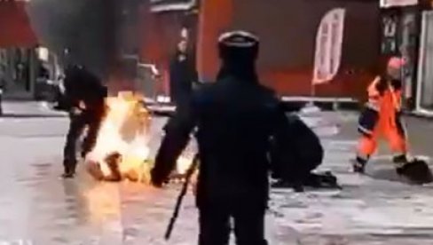 (UZNEMIRUJUĆE) ZAPALIO SE MUŠKARAC U CENTRU MOSKVE: Policija mu pritekla u pomoć, bez svesti primljen u bolnicu (VIDEO)