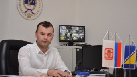 ГРУЈИЧИЋУ ПОДРШКА И ОПОЗИЦИЈЕ И ВЛАСТИ! На новом гласању српске странке стале иза једног кандидата за начелника Сребренице