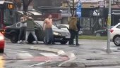 PIJAN, BEZ MAJICE, HOĆE DA SE BIJE: Snimak vozača sa 4 poternice kako divlja na Novom Beogradu (VIDEO)