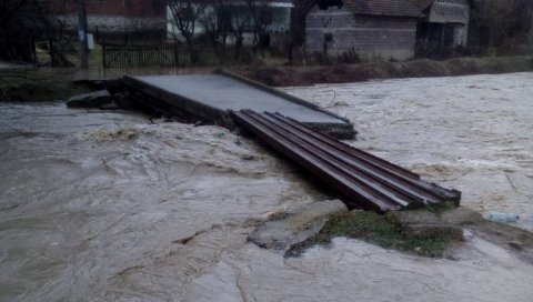 БРАНЕ ЈЕЗЕРО ОД ГОМИЛЕ ЂУБРЕТА: Кишне падавине ових дана праве велике проблеме на територији Крушевца и околине