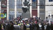 DIVLJANJE PRISTALICA NAVALJNOG U MOSKVI: Poprskali gasom pripadnika Nacionalne garde