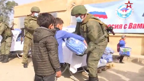 RUSIJA JE SA VAMA: Vojnici velike zemlje podelili paketiće mališanima, obnovili školu i odneli pomoć porodicama palih boraca (VIDEO)