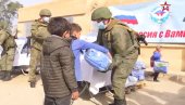 RUSIJA JE SA VAMA: Vojnici velike zemlje podelili paketiće mališanima, obnovili školu i odneli pomoć porodicama palih boraca (VIDEO)