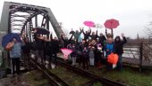 ТРАДИЦИОНАЛНО ЈАНУАРСКО ОКУПЉАЊЕ: Зрењанинци се сликали на популарном мосту, надају се да ће их и даље служити (ФОТО)