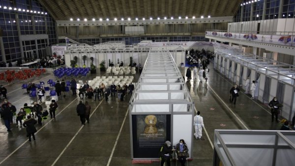 МИНИСТАР ЗАХВАЛИО СРЕДЊОШКОЛЦИМА: Будући медицинари помажу у вакцинацији